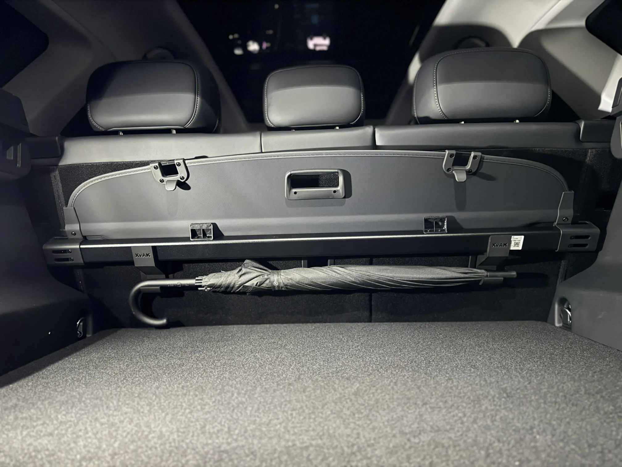 Uchwyt do rolety bagażnika Jaecoo J7 z miejscem na parasol