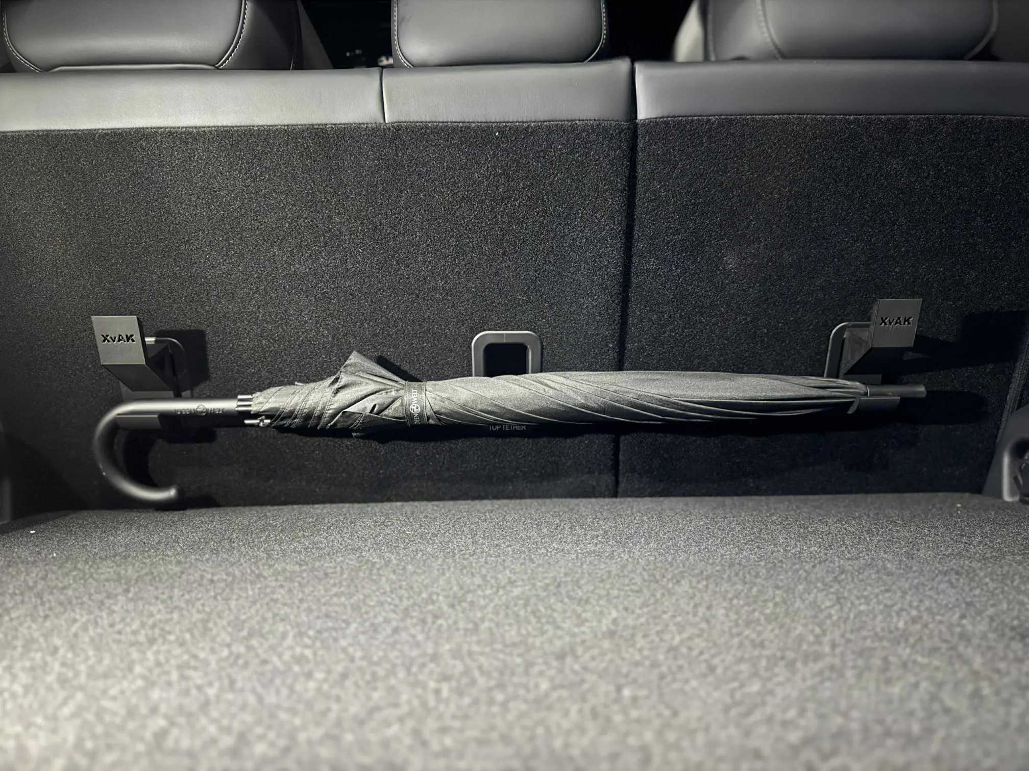 Uchwyt do rolety bagażnika Jaecoo J7 - widok z boku