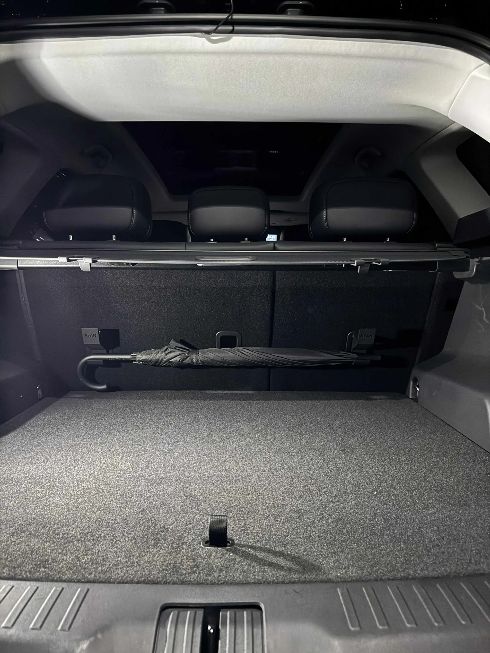 Uchwyt do rolety bagażnika Jaecoo J7 - zamontowany w zaczepe fotela